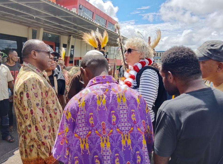 Enam Turis Austria Kunjungi Boven Digoel, Jelajahi Budaya Adat Suku Kombay